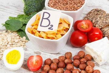 Lebensmittel mit Vitamin B2 wie Milchprodukte, Eier und Gemüse