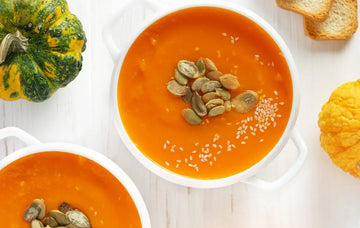 Kürbissuppe mit Kürbiskernen als nährstoffreiche Mahlzeit