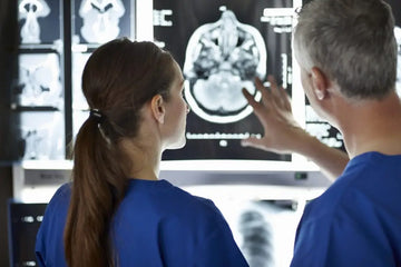 Radiologisches Team betrachtet Gehirnaufnahmen