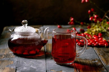 Hagebutten und Kräutertee als natürliche Lebensmittelzutaten