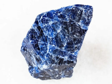 Blauer Dumortierit-Stein mit natürlicher rauer Oberfläche