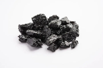 Dunkles Shilajit-Harz aus einer traditionellen Quelle