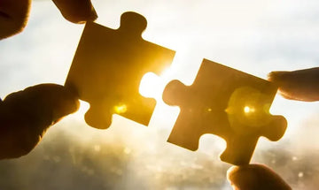 Goldfarbene Flüssigkeit als Symbol für kolloidales Gold