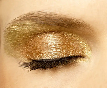 Goldhaltige Kosmetik mit reflektierenden Partikeln
