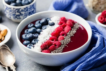 Acai-Bowl mit Beeren und weiteren Zutaten in realistischer Portionsgröße