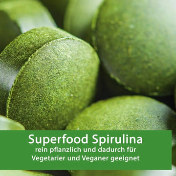 Blaue und grüne Spirulina-Tabletten mit Pulver