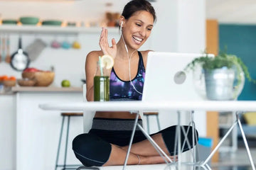 Frau beobachtet ihren Gesundheitszustand während einer Onlineberatung