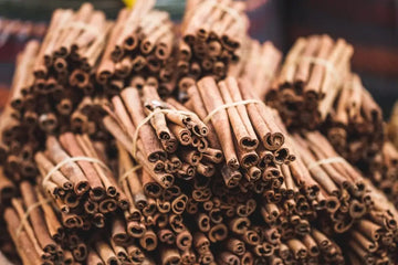 Gestapelte Ceylon-Zimtstangen auf einem Marktstand