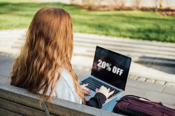 Person vergleicht Produktangaben und Preise bei einem Onlineangebot