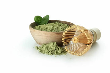 Matcha-Pulver mit traditionellem Bambusbesen und Teeschale