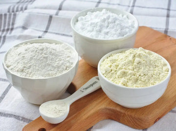 Schalen mit verschiedenen glutenfreien Mehlsorten