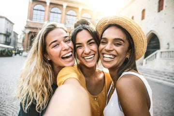 Junge Frauen erleben Gemeinschaft als Symbol für psychisches Wohlbefinden