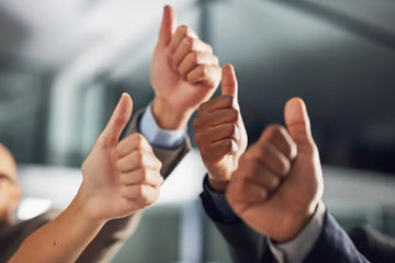 Gruppe zeigt Daumen hoch als Symbol für unkritische Produktwerbung