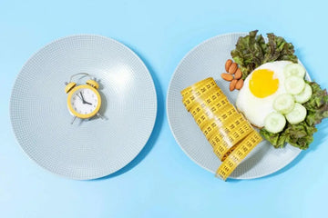Mahlzeiten und Uhr als Symbol für zeitlich begrenztes Essen