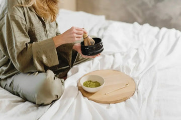 Matcha-Pulver wird mit einem Bambusbesen in einer Schale verrührt