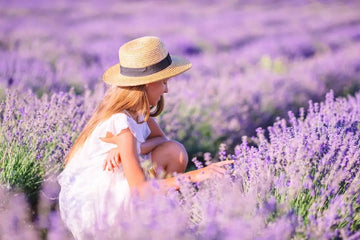 Frau in einem Feld mit blühendem Lavendel