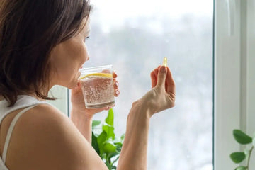 Frau nimmt eine Omega-3-Kapsel mit klarem Einnahmeplan