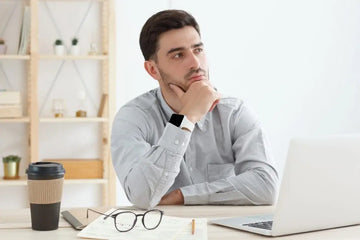 Mann prüft Informationen zu Hormonen und Nahrungsergänzung