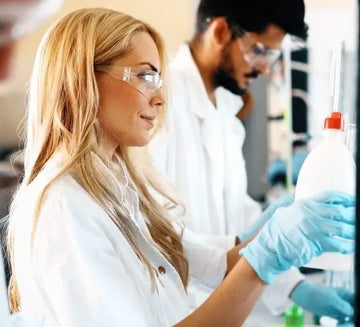Studierende arbeiten mit Schutzkleidung in einem Chemielabor