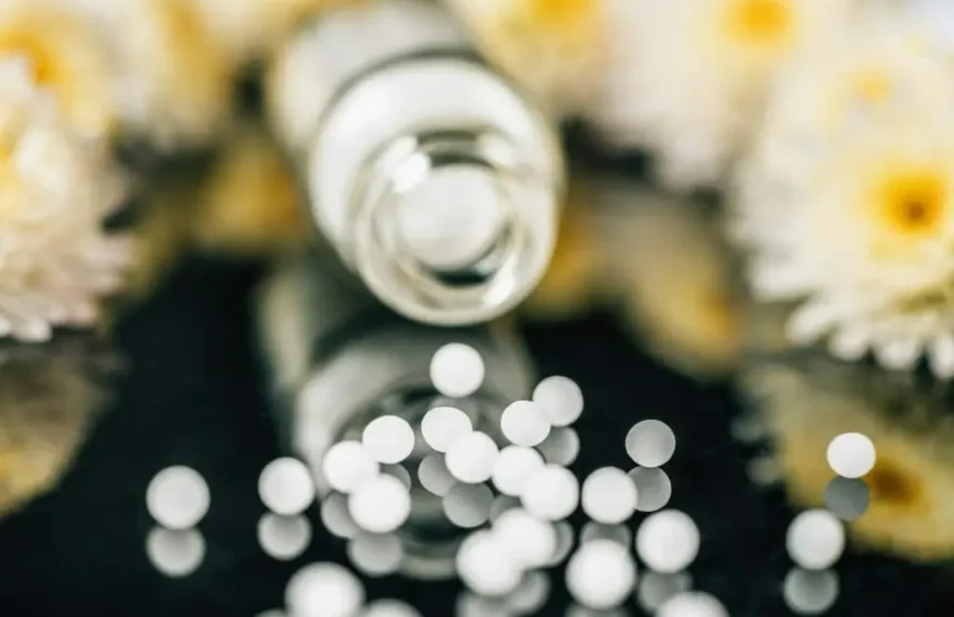 ät zu erhalten. 3. Homogenität: Die gleichmäßige Verteilung der Inhaltsstoffe in den Kugeln ist eine weitere Herausforderung. Dies ist besonders wichtig bei Globuli, die in der Homöopathie verwendet werden, wo die gleichmäßige Verteilung der Wirkstoffe in den Kugeln entscheidend ist. Lagerung und Haltbarkeit: Die richtige Lagerung von Kugeln, insbesondere von Globuli, kann eine Herausforderung sein. Sie müssen vor Licht, Feuchtigkeit und hohen Temperaturen geschützt werden, um ihre Wirksamkeit zu erhalten. Darüber hinaus kann die Haltbarkeit von Globuli eine Herausforderung darstellen, da sie im Laufe der Zeit ihre Wirksamkeit verlieren können. Dosierung: Die genaue Dosierung von Globuli kann schwierig sein, da sie so klein sind. Es ist wichtig, die richtige Anzahl von Kugeln zu verabreichen, um die gewünschte therapeutische Wirkung zu erzielen. Wissenschaftliche Akzeptanz: Ein weiteres Problem ist die wissenschaftliche Akzeptanz von Globuli und Homöopathie im Allgemeinen. Viele Wissenschaftler und Mediziner sind skeptisch gegenüber der Wirksamkeit von Homöopathie und Globuli, was zu Herausforderungen bei der Durchführung von Forschung und der Akzeptanz in der medizinischen Gemeinschaft führen kann.