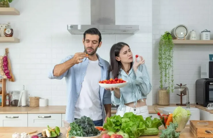 young-coupletasting-citrus-fruits-together-in-kitc-2023-03-27-20-27-04-utc