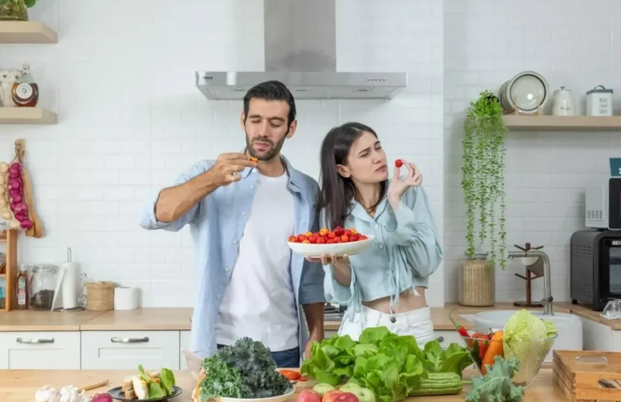 young-coupletasting-citrus-fruits-together-in-kitc-2023-03-27-20-27-04-utc