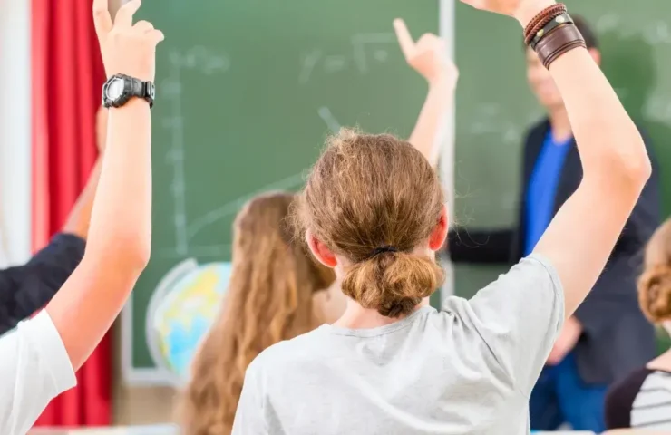 Bachblüten für den Schulalltag – Wie „Schule & Klassenzimmer Kinder Bachblüten Globuli“ Kindern helfen können, ihre Herausforderungen zu meistern Der Schulalltag kann für Kinder stressig und überwältigend sein. Neben Lernanforderungen und Leistungsdruck spielen auch soziale Aspekte eine große Rolle: Freundschaften, Gruppenzwang, Prüfungen und Klassenarbeiten stellen viele Kinder vor große Herausforderungen. Dabei kommt oft auch die emotionale Balance ins Wanken. Hier können die „Schule & Klassenzimmer Kinder Bachblüten Globuli“ sanfte Unterstützung bieten.