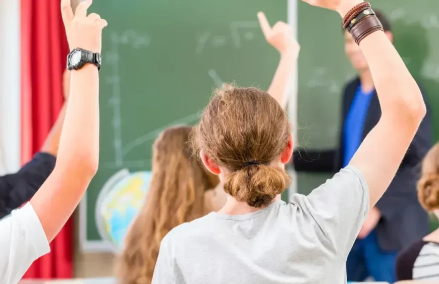 Bachblüten für den Schulalltag – Wie „Schule & Klassenzimmer Kinder Bachblüten Globuli“ Kindern helfen können, ihre Herausforderungen zu meistern Der Schulalltag kann für Kinder stressig und überwältigend sein. Neben Lernanforderungen und Leistungsdruck spielen auch soziale Aspekte eine große Rolle: Freundschaften, Gruppenzwang, Prüfungen und Klassenarbeiten stellen viele Kinder vor große Herausforderungen. Dabei kommt oft auch die emotionale Balance ins Wanken. Hier können die „Schule & Klassenzimmer Kinder Bachblüten Globuli“ sanfte Unterstützung bieten.