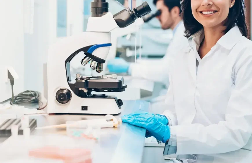 Shilajit und die moderne Wissenschaft: Tradition trifft auf moderne Forschung Während Shilajit seit Jahrtausenden in der traditionellen Medizin, insbesondere im Ayurveda, verwendet wird, hat auch die moderne Wissenschaft das Interesse an diesem Naturheilmittel geweckt.